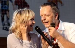 Renaud et sa femme Romane Serda le 21 juin 2007 lors d'un concert à la prison de Bapaume