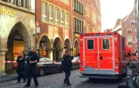 Policiers et urgentistes sont déployés à Münster (nord-ouest de l'Allemagne), le 7 avril 2018 après qu'une voiture a foncé dans la foule