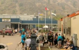 Des personnes évacuées en raison des incendies dans un centre à West Kelowna, en Colombie-Britannique, au Canada, le 19 août 2023