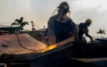 Des employés sur le chantier PHP de démantèlement de bateaux, dans la ville portuaire de Chittagong, le 18 février 2025 dans le sud du Bangladesh