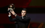 Rodri reçoit le Ballon d'or 2024, à Paris, le 28 octobre 2024