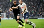 Adam Webster de Brighton et Harry Kane l'attaquant de Tottenham s'affrontent sur la pelouse du stade des Spurs à Londres, le 26 décembre 2019.
