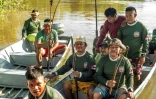 Des indigènes Kanamari, membres du groupe "guerriers de la forêt", patrouillent en pirogue à moteur sur le fleuve Javari, le 18 mai 2023 dans l'Etat d'Amazonas, au Brésil