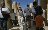 Des touristes visitent le site antique de l'Acropole, le 14 juin 2023 à Athènes