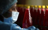 La chaîne de l'embouteillage de boissons Rooh Afza à l'usine Hamdard à Manesar, en Inde, le 21 mai 2022