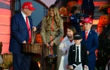 Le président américain Donald Trump et la Première dame Melania Trump distribuent des friandises à des enfants à l'occasion d'Halloween, à la Maison Blanche à Washington, le 30 octobre 2025