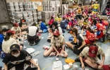 Des vendeuses de bière font les comptes à la fin de leur service dans un stade de Tokyo, le 28 avril 2023