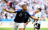 Le jeune attaquant des Bleus Kylian Mbappé fête le premier de ses deux buts contre l'Argentine à Kazan, le 30 juin 2018