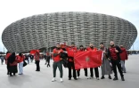 Des suppporters du Maroc devant le stade Prince Moulay Abdellah, où a lieu le match d'ouverture de la CAN, le 21 décembre 2025 à Rabat