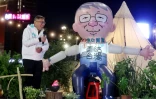 Le candidat du Parti du peuple taïwanais Ko Wen-je devant un ballon de baudruche à son effigie, le 11 janvier 2023 pendant un meeting électoral à Taipei