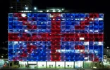 Le bâtiment de la municipalité de Tel-Avi illuminé aux couleurs du drapeau britannique après l'annonce du décès de la reine Elizabeth II, le 8 septembre 2022