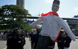Des manifestants portent une effigie du président intérimaire du Sri Lanka, Ranil Wickremesinghe, à Colombo, le 19 juillet 2022