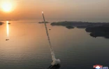 Cette photographie du 19 avril 2026 réalisée par l'agence nationale de presse officielle KCNA de la Corée du Nord et diffusée le 20 avril 2026 montre un test de missile balistique dans un lieu non précisé du pays