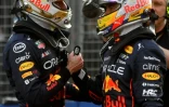 Le Néerlandais Max Verstappen (g) et le Mexicain Sergio Perez, les deux pilotes Red Bull, après avoir réussi les 2e et 3e temps des qualifications pour le Grand Prix d'Australie de F1 le 9 avril 2022 sur le circuit Albert Park à Melbourne