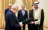Photo diffusée par le Bureau de presse de l'Autoritté Palestinienne montrant le président palestinien Mahmoud Abbas (g) recevant les lettres de créance de l'ambassadeur d'Arabie saoudite en Palestine Nayef al-Sudairi, le 26 septembre 2023 à Ramallah