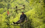 Mehmet Sen utilise un téléphérique artisanal à Daginiksu, en Turquie, le 10 mai 2024