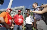 Lundi 31 mai 2010 - Saint-Denis - Inouk Moncorgé (à droite), président de Tram Tiss, en compagnie de représentants de l'intersyndicale du BTP devant le conseil régional