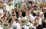 Le pape salue les fidèles en papamobile à Contecar avant de célébrer une messe en plein air le 10 septemebre 2017 sur une photo fournie par la Conférence des évèques colombiens 