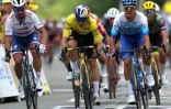 Dylan Groenewegen (à droite) vainqueur de la 3e étape du Tour de France devant le maillot jaune Wout Van Aert à Sonderborg, le 3 juillet 2022