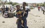 Un homme et son enfant ayant fui le Soudan, attendent à Metema, ville-frontière d'Ethiopie, le 4 mai 2023