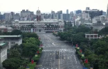 Le boulevard Ketagalan désert devant le bâtiment du bureau présidentiel de Taïwan lors du'n exercice de défense aérienne à Taipei, le 13 août 2026