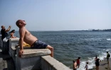 Un homme prend le soleil à Lisonne le 3 août 2018.
