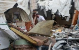 Un Palestinien récupère des affaires dans les décombres de sa maison, le 8 août 2022 à Rafah, dans le sud de la bande de Gaza