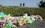 Des rebelles prorusses sur le site du crash du vol MH14 à Grabové, dans l'est séparatiste prorusse de l'Ukraine, le 17 juillet 2016