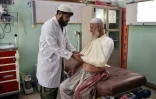 Un médecin d'un hôpital de Kandahar, dans le Sud de l'Afghanistan, soigne un homme blessé lors de combats entre talibans et forces afghanes, le 12 juillet 2021