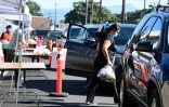 Les autorités de Los Angeles distribuent le 14 avril 2020 des repas aux défavorisés, victimes de la crise du coronavirus