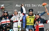 Alexis Pinturault (centre gauche) et Victor Muffat-Jeandet (centre droit) célèbre leur 2e et 3e place au combiné avec leur staff à Wengen, le 17 janvier 2020