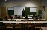 Une enseignante s'adresse à ses élèves dans une école de Corbeil-Essonnes, le 4 septembre 2017