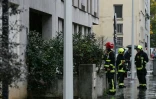 Des pompiers sur le site d'un incendie qui s'est déclaré dans un immeuble résidentiel, le 20 octobre 2025 à Lyon, dans le Rhône