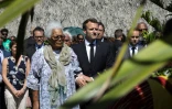 Le président Emmanuel Macron, aux côtés de Marie-Claude Tjibaou, assiste le 5 mai 2018 à une cérémonie au mémorial de Wadrilla où ont été assassinés le 4 mai 1989 les deux leaders nationalistes, Jean-Marie Tjibaou et Yeiwéné Yeiwéné