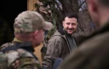 Cette photographie, diffusée par le service de presse présidentiel ukrainien le 22 mars 2025, montre le président ukrainien Volodymyr Zelensky lors d'une réunion avec des officiers des forces armées ukrainiennes dans un lieu tenu secret de la région de Donetsk