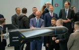 Le chancelier allemand Friedrich Merz (c) et le président ukrainien Volodymyr Zelensky (c,d) assistent à une présentation de drones issus de la coopération germano-ukrainienne, le 14 avril 2026 à Berlin
