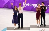 Gabriella Papadakis et Guillaume Cizeron sur le podium aux côtés des Canadiens Tessa Virtue et Scott Moir, médailles d'or en danse sur glace des Jeux de Pyeongchang, le 20 février 2018