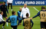 Le sélectionneur de l'équipe de France Didier Deschamps (c) lors d'un entraînement à Lille, le 18 juin 2016