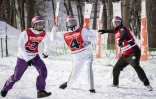 Des joueurs lancent des boules de neige lors d'une partie de "yukigassen" à Sobetsu, sur l'île septentrionale japonaise d'Hokkaido, le 21 février 2026
