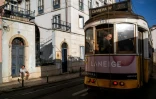 Un tramway transporte des touristes dans le quartier d'Alfama à Lisbonne, le 23 octobre 2024 au Portugal