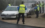 Des véhicules contrôlés par des gendarmes le 30 décembre 2016 à Martainville-Epreville en Normandie