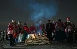 Des chamans aymaras ont dressé un bûcher avec des offrandes à la "pachamama" (terre-mère) lors de la célébration du Nouvel An Aymara à Tiwanaku, en Bolivie, le 21 juin 2022