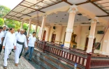 Photo fournie par la présidence sri-lankaise du président Maithripala Sirisena (g) se rendant à l'église Saint-Sébastien de Negombo, le 23 avril 2019