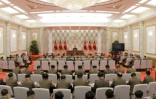 Une image diffusée par l'agence officielle KCNA montre le leader nord-coréen Kim Jong Un présidant une réunion de la Commission militaire centrale du Parti des Travailleurs