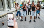 Des jeunes répÚtent une choéragraphie de danse urbaine à La Havane, le 26 septembre 2026