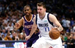Luka Doncic des Dallas Mavericks surveillé par Chris Paul des Phoenix Suns en demi-finale de Conférence de la NBA le 6 mai 2022 au American Airlines Center à Dallas