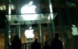 Des passants devant l'Apple store de la 5e Avenue, à New York le 17 février 2016