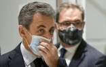 L'ancien président Nicolas Sarkozy ajuste son masque au dernier jour de son procès pour corruption le 10 décembre 2020 au Palais de justice de Paris