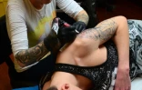 La tatoueuse Corinne Dubosque tatoue le bras de Timothée dans son atelier à Plessis-Trévise, près de Paris le 9 février 2016