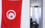 Un drapeau tunisien devant un bureau de la Haute autorité indépendante pour les élections, le 15 août 2019 à Sidi Bouzid
